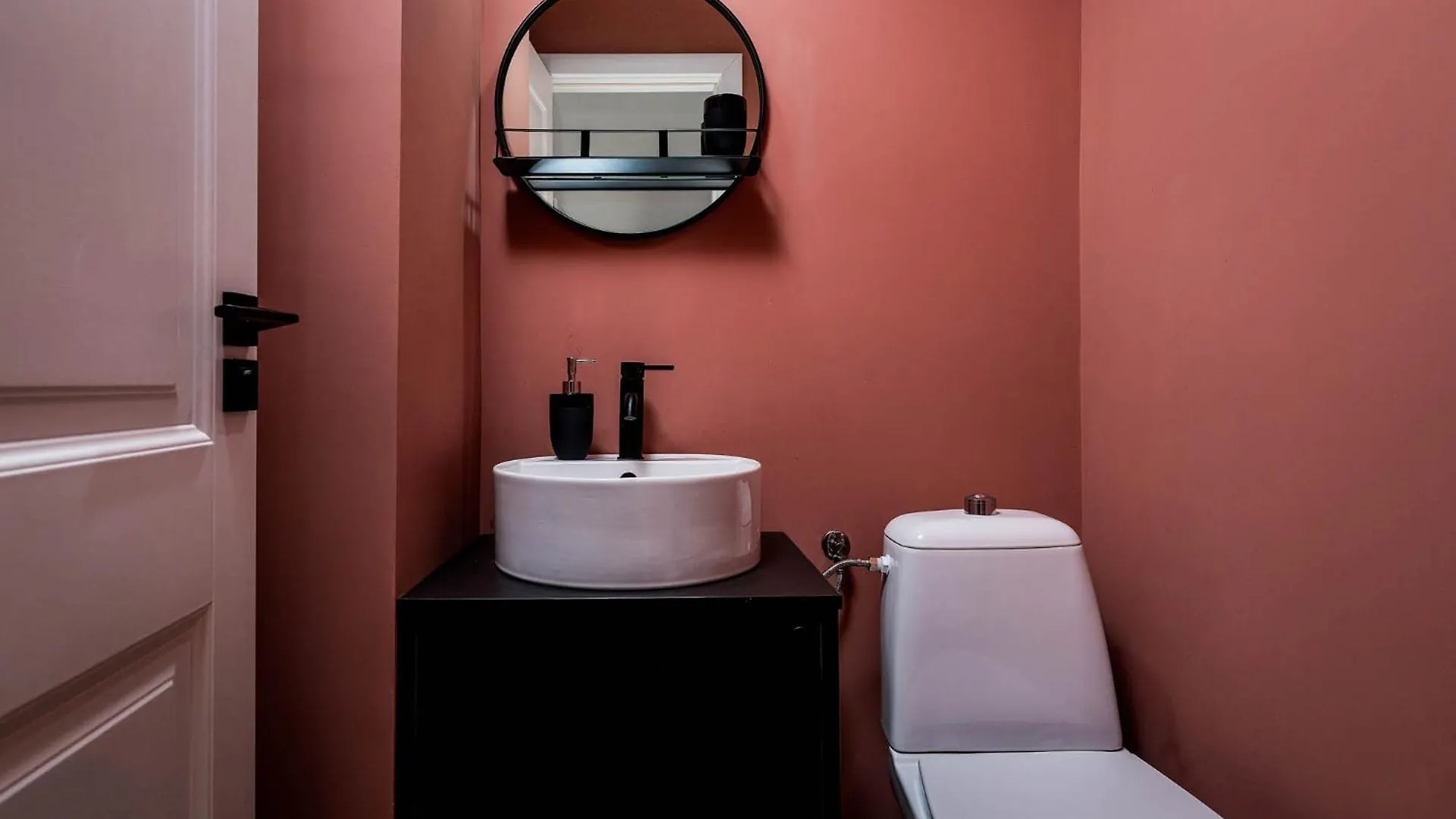 Eclectic Condo Romexpo 2Br Near Metro Bucharest