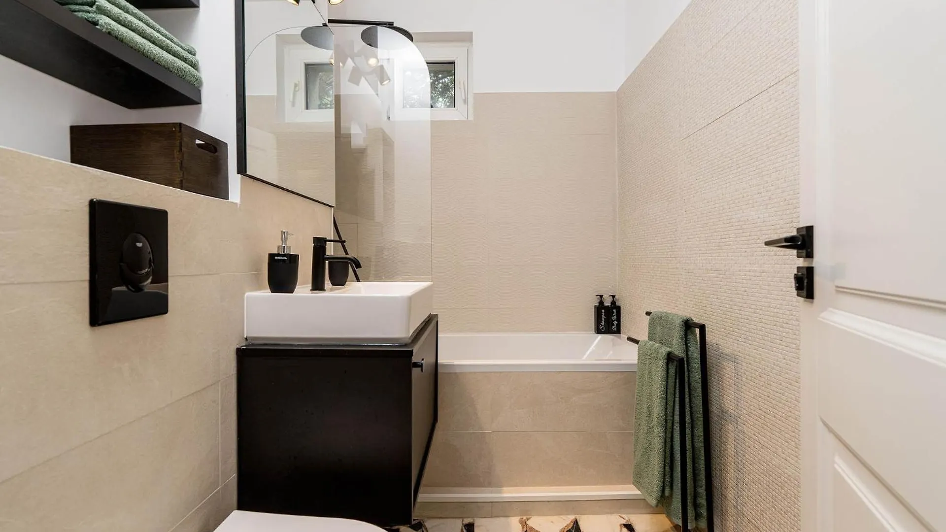 Eclectic Condo Romexpo 2Br Near Metro Bucharest Apartment